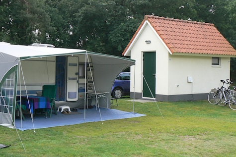 Emplacement de camping avec sanitaires