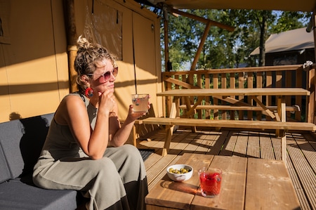 Elke safaritent heeft een veranda met stoelen en vaak ook een picknicktafel