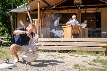 Safaritenten hebben een ingerichte keuken. Toch liever buiten koken?  Boek een barbecuepakket inclusief barbecue