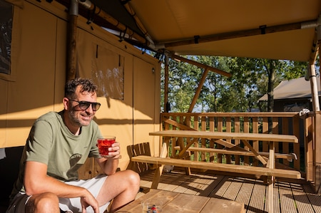 Wakker worden op de veranda van jouw safaritent