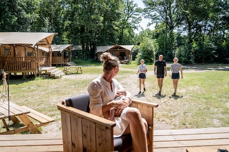 Elke safaritent heeft een veranda met stoelen en vaak ook een picknicktafel