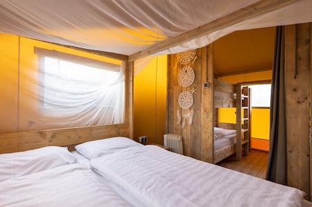 De safaritent heeft meerdere slaapkamers met echte bedden. Welterusten!